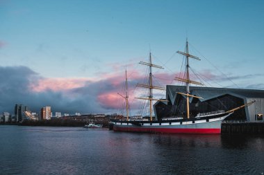 Glenlee, üç direkli barque çelik içerir. Artık bir müze gemi Riverside Müzesi Pointhouse Quay, Glasgow, Glasgow Harbour, uzun boylu Gemi olarak bilinen'nde o