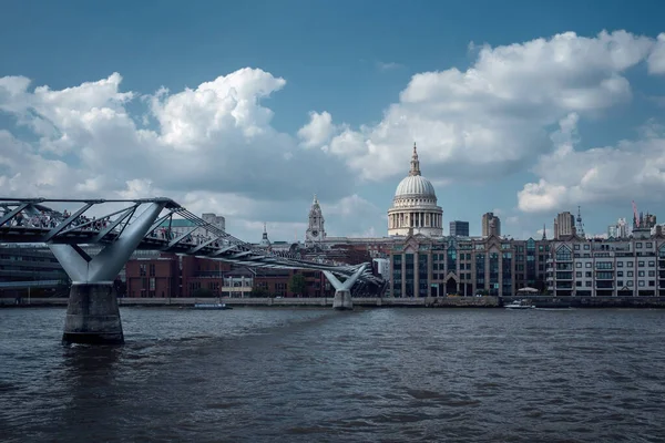 View of River Thames, Millennium Bridge and St. Pauls Cathedral — Stock Photo, Image