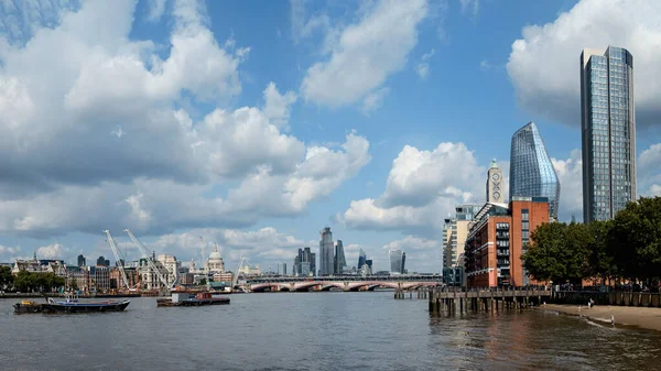 Πανόραμα άποψη του ποταμού Τάμεση και της πόλης του Λονδίνου — Φωτογραφία Αρχείου