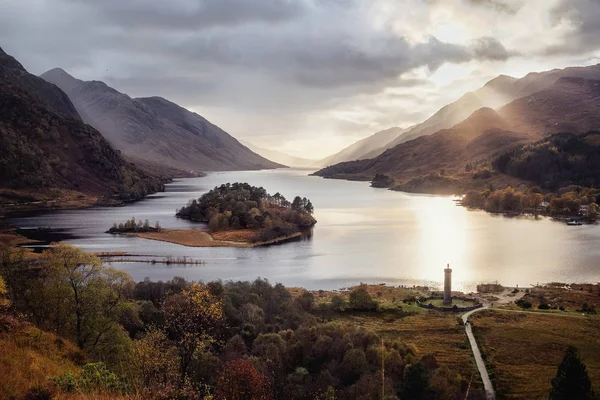 Visa med berömda skotska sjön Loch Shiel med Glenfinnan monym — Stockfoto