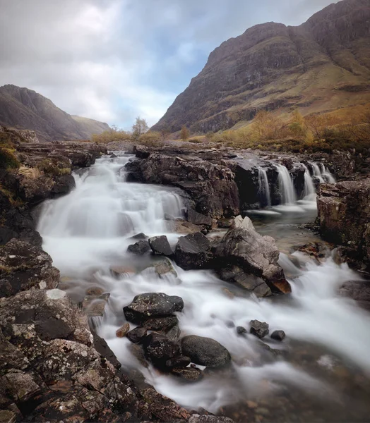 Coe nehrindeki şelale