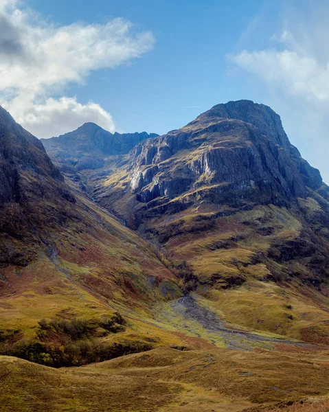 Los colores otoñales de las montañas escocesas y el arroyo de montaña —  Fotos de Stock