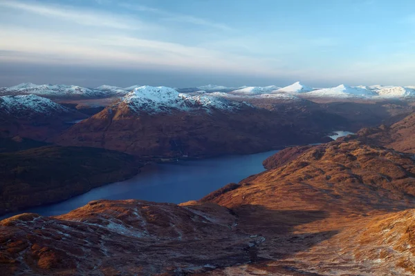 Gün batımında dağ tepeleri ve göl karla kaplıydı.
