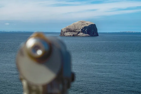 Farol em um penhasco e há um telescópio borrão em primeiro plano — Fotografia de Stock