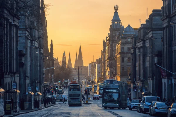 Yoğun bir şehir caddesine yakın çekim