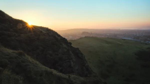 Ovanifrån Edinburgh från berget vid solnedgången — Stockfoto