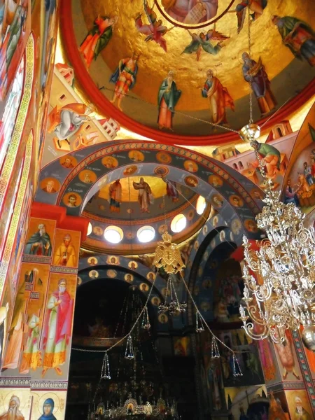 De Grieks-orthodoxe kerk van de twaalf apostelen in Capernaum door — Stockfoto