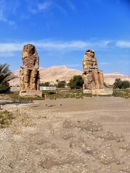 Egypt, North Africa, The Colossi of Memnon, Fibes, city of Luxo — стоковое фото