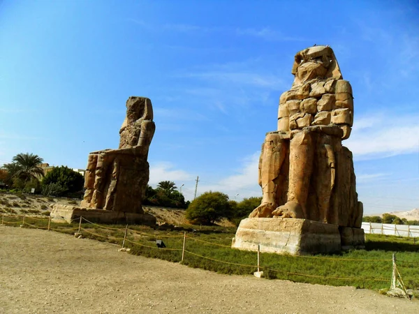 Egypt, severní Afriky, Memnonovy kolosy, Théby, město větší — Stock fotografie