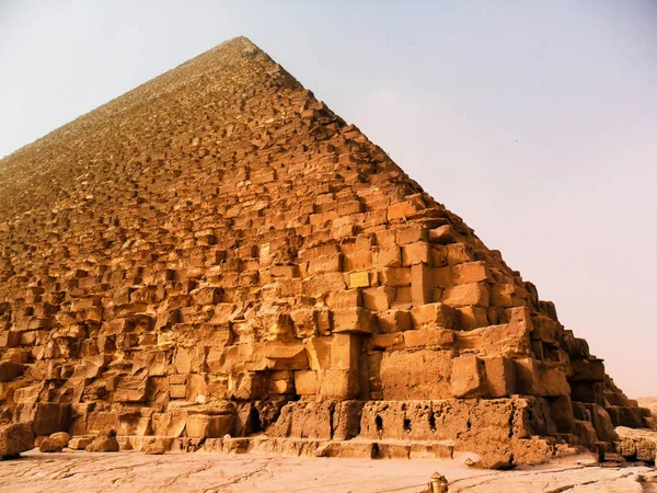 ピラミッドやエジプトでは、ギザのスフィンクスは中東します。 — ストック写真