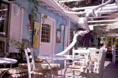 Aegina, Yunanistan, - 22 Ağustos 2018 Yunanistan 'ın Aegina kentinde eski bir kafe.)
