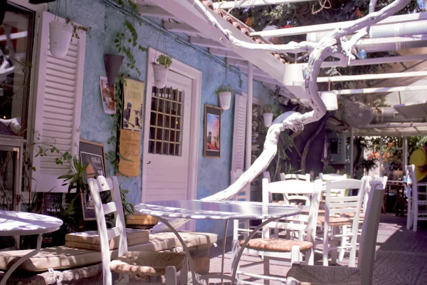 Aegina, Yunanistan, - 22 Ağustos 2018 Yunanistan 'ın Aegina kentinde eski bir kafe.)