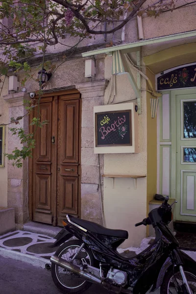 Egina, Grecia, - 22 de agosto de 2018 Un viejo café en Egina, Grecia (2 ) — Foto de Stock