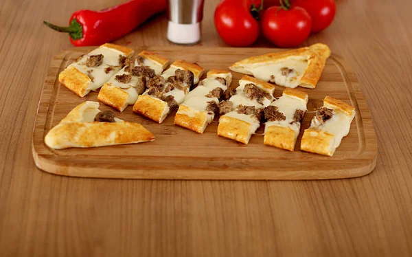 Una foto de comida turca pide pizza lahmacun Carne y queso para — Foto de Stock