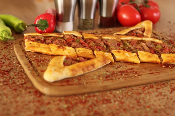 Una foto de comida turca pide pizza lahmacun Carne y tomates — Foto de Stock