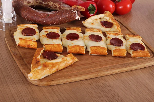 Una foto de comida turca pide pizza lahmacun Embutidos y queso — Foto de Stock