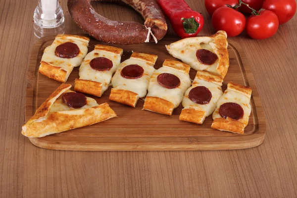 La Foto de la comida turca pide pizza lahmacun Las salchichas y el queso — Foto de Stock