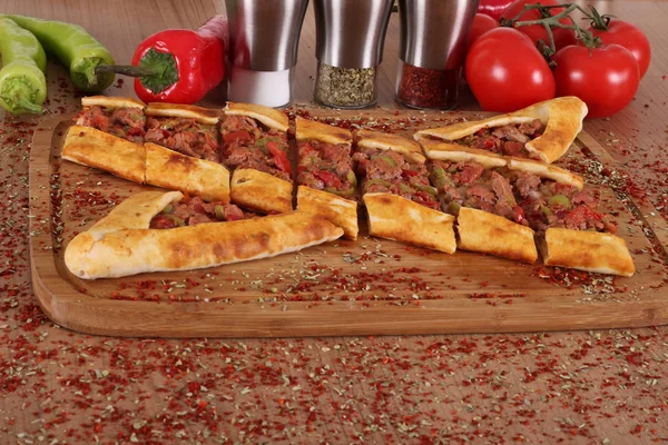 Una foto de comida turca pide pizza lahmacun Carne y tomates — Foto de Stock