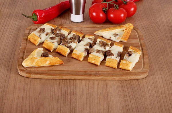 De foto van Turkse food pide pizza lahmacun vlees en kaas f — Stockfoto