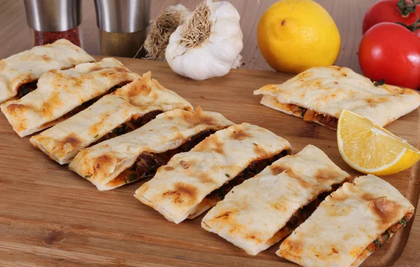 La foto de la comida turca pide pizza lahmacun verduras fo — Foto de Stock