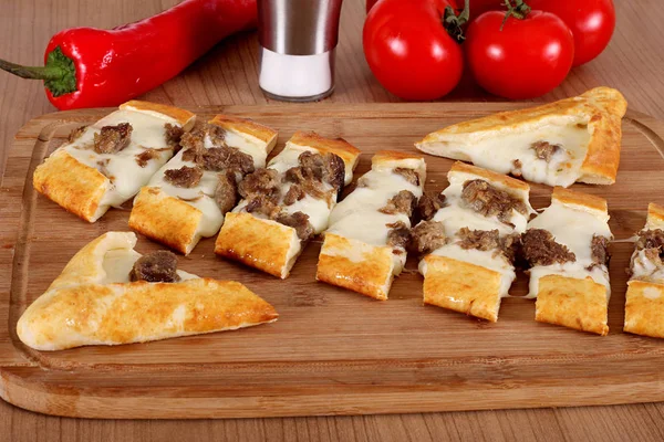 Una foto de comida turca pide pizza lahmacun Carne y queso f — Foto de Stock