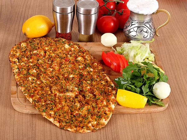 Una foto de comida turca pide pizza lahmacun para Hotel & Resta Imagen de archivo