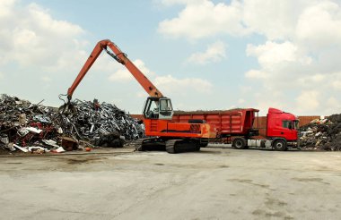 Bir karavana vinç yükleyen küçük bir atölyenin fotoğrafı