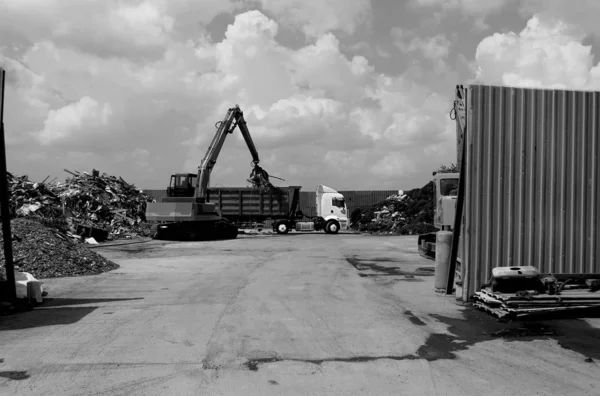 Foto en blanco y negro de un camión cargado de materiales reciclables en un camión — Foto de Stock