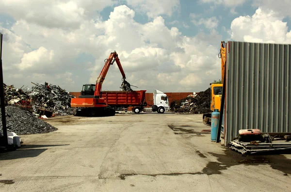 Foto de un camión cargado de materiales reciclables en un camión Imagen De Stock