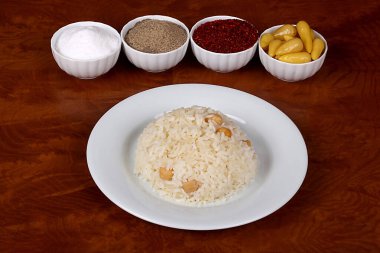 Mükemmel Türk yemeği. Nohut pilavı. Beyaz tabakta baharatlı.