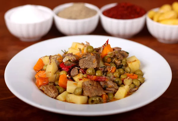 Perfektes Türkisches Essen Waldpastete Auf Holztisch Mit Würzigem Weißen Teller — Stockfoto