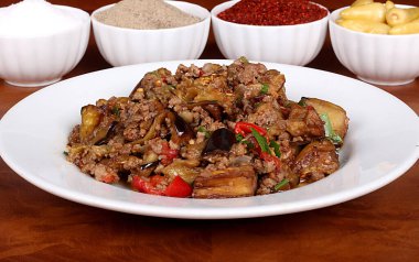 Mükemmel Türk yemeği musakka tabakta baharatlı.