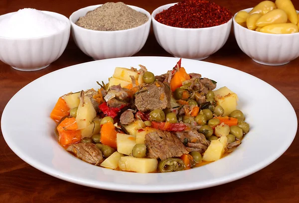 Perfektes Türkisches Essen Waldpastete Auf Würzigem Teller Auf Holztisch — Stockfoto