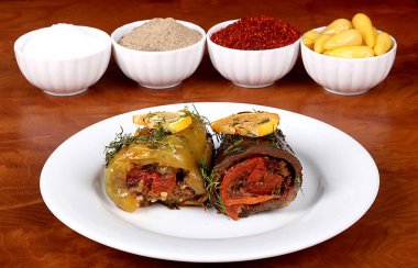 Patlıcan reçeli ve yeşil dolmalık biber. Lezzetli sebzeler beyaz tabakta servis edilmeye hazır.