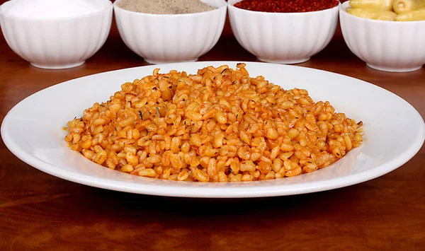 Bulgur Cocido Con Deliciosa Salsa Tomate Listo Para Servir Plato — Foto de Stock