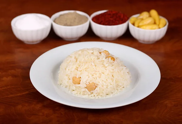 Excelente Comida Turca Garbanzo Arroz Picante Plato Blanco Mesa Madera — Foto de Stock