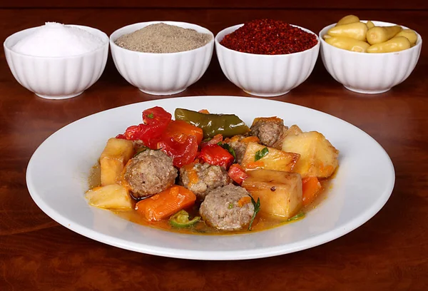 Hervorragende Türkische Küche Gemüseknödel Würzig Auf Weißem Teller Nahaufnahme Auf — Stockfoto