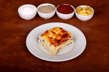 Mükemmel Türk yemeği makarna fırını. Beyaz tabakta baharatlı.