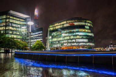 Londra - Ekim 2019: More London 'daki The Scoop' tan gece görüntüsü