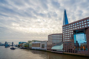 Londra - Ekim 2019: Thames nehri üzerindeki Londra Köprüsü manzarası
