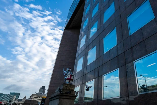Londres - octubre 2019: Estatuas de dragón con escudo de armas, frontera de la ciudad de Londres — Foto de Stock