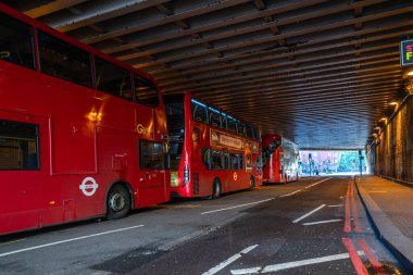 Londra - Ekim 2019: toplu taşıma araçları, kırmızı çift katlı otobüsler