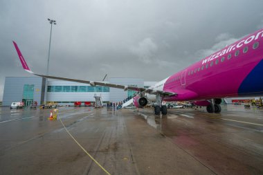 Londra - Ekim 2019: Londra Luton Havaalanı, yolcu alımı