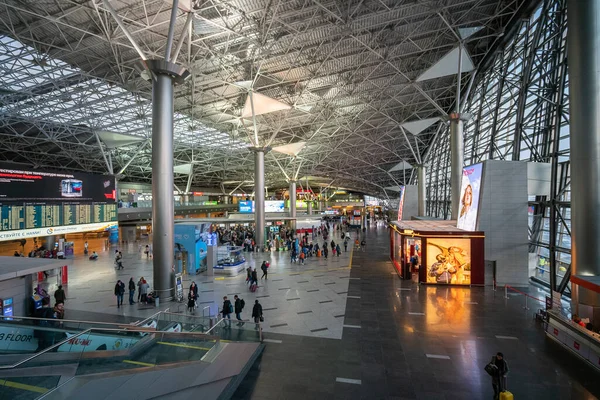 Moskova, Rusya - Ekim 2019: Vnukovo havaalanı içeride, yolcu terminali içeride