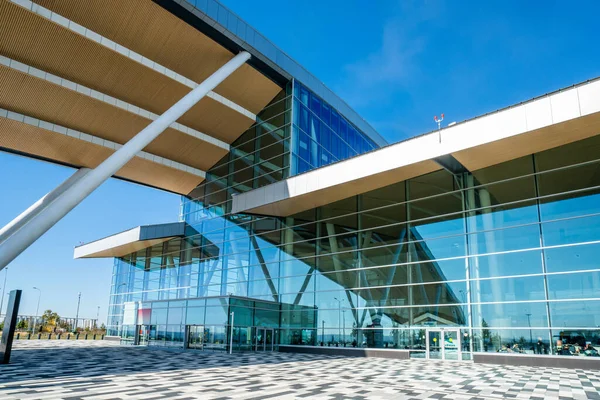 Rostov-on-Don, Rusko - říjen 2019: Mezinárodní letiště Platov, vstup na terminál pro cestující — Stock fotografie