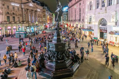 Londra - Ekim 2019: Anteros heykelinin yanındaki turistler gece Piccadilly Sirki 'nde