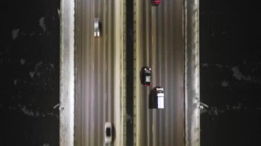 Rostov-on-Don, Rusya - Ocak 2019: Arabalar Voroshilovsky köprüsünde gece, yukarıdan manzara