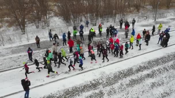 Rostov-on-Don, Rusia - Febrero 2019: un grupo de mujeres corre en invierno, una vista desde arriba — Vídeo de stock