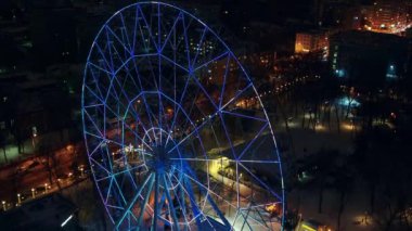 Rostov-on-Don, Rusya - Ocak 2019: Dönme dolap Gece aydınlatması gökyüzü, hava manzarası