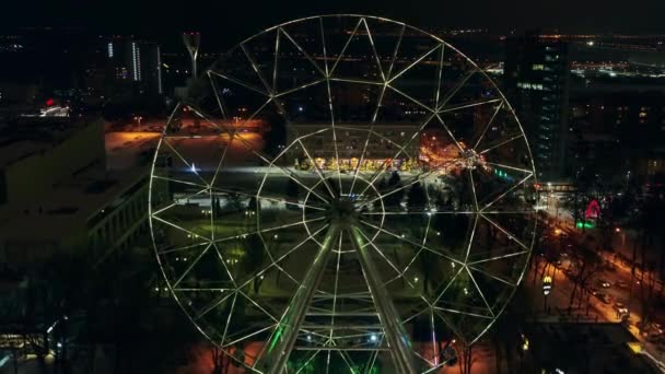 Rostov-on-Don, Rússia - Janeiro 2019: Roda gigante Um céu à noite, vista aérea — Vídeo de Stock